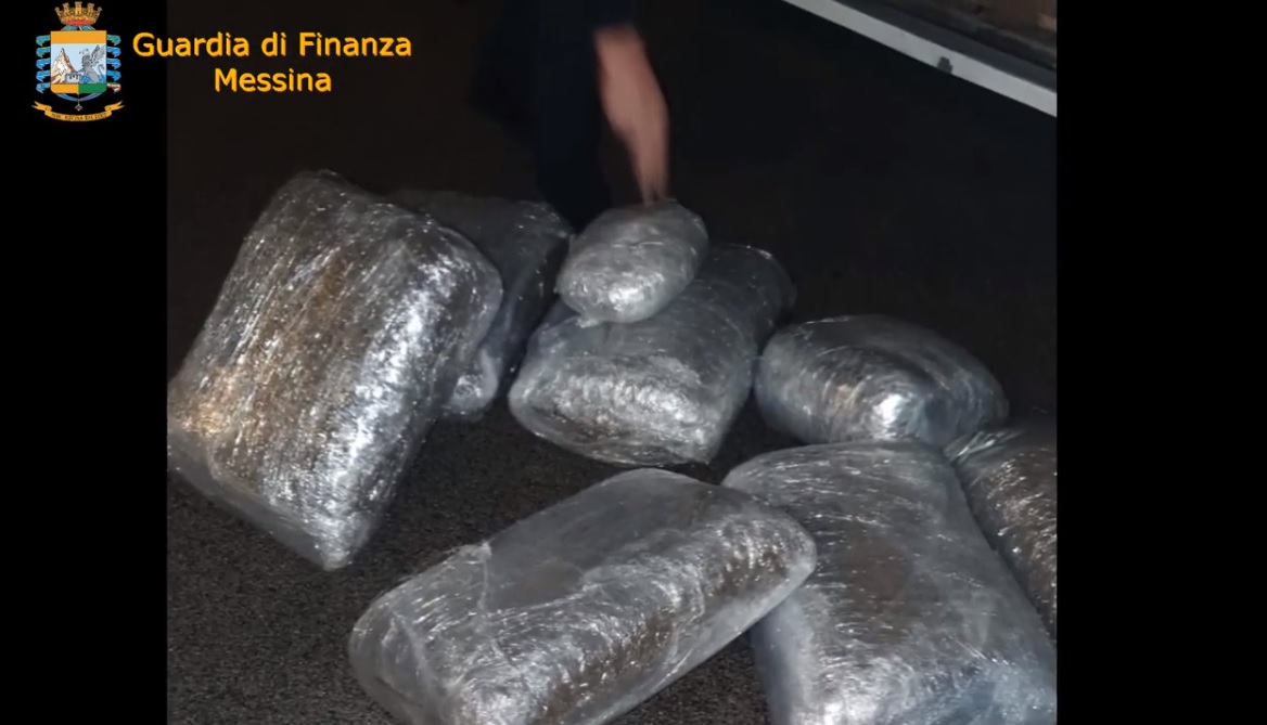 Droga, Messina, marijuana nel camion della frutta