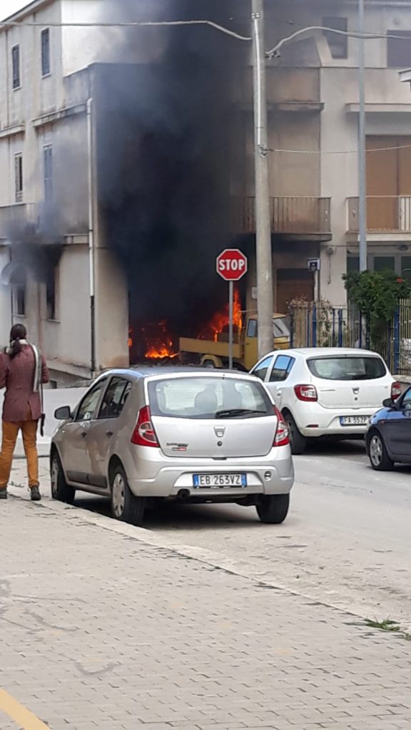 Incendio in centro ad Ispica, evacuate le scuole adiacenti