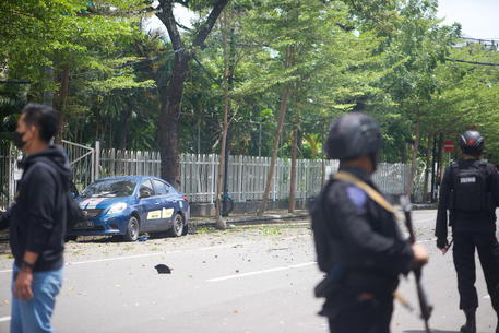 Terrorismo, attentato kamikaze in chiesa cattolica in Indonesia