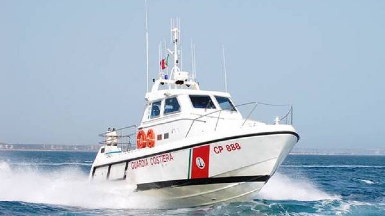Catania, Guardia Costiera recupera uomo caduto in mare al Porto