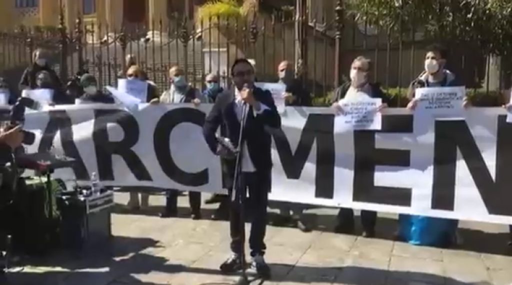 Sicilia zona arancione, ristoratori in piazza, “Così ci uccidono”