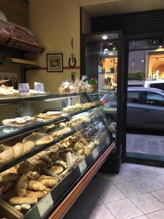 Caltanissetta, muore soffocato mentre mangia in un panificio