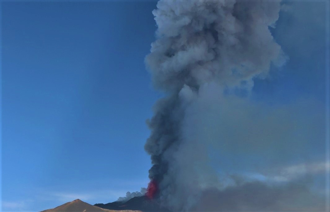 Etna, nuova attività, nube di cenere alta sei chilometri