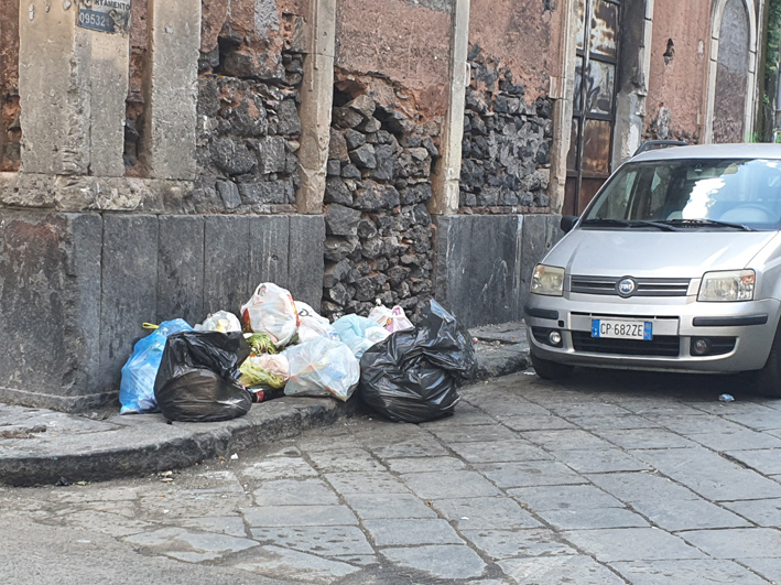 Rifiuti Civita, col porta a porta ecco le prime micro discariche