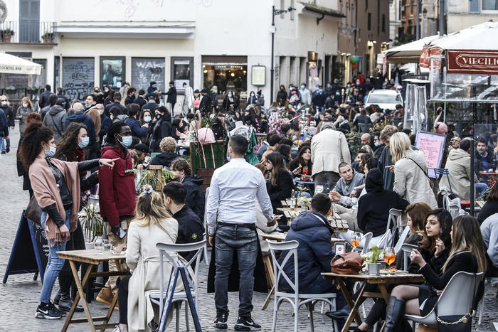 Covid, torna la stretta, le regole fino a Pasqua