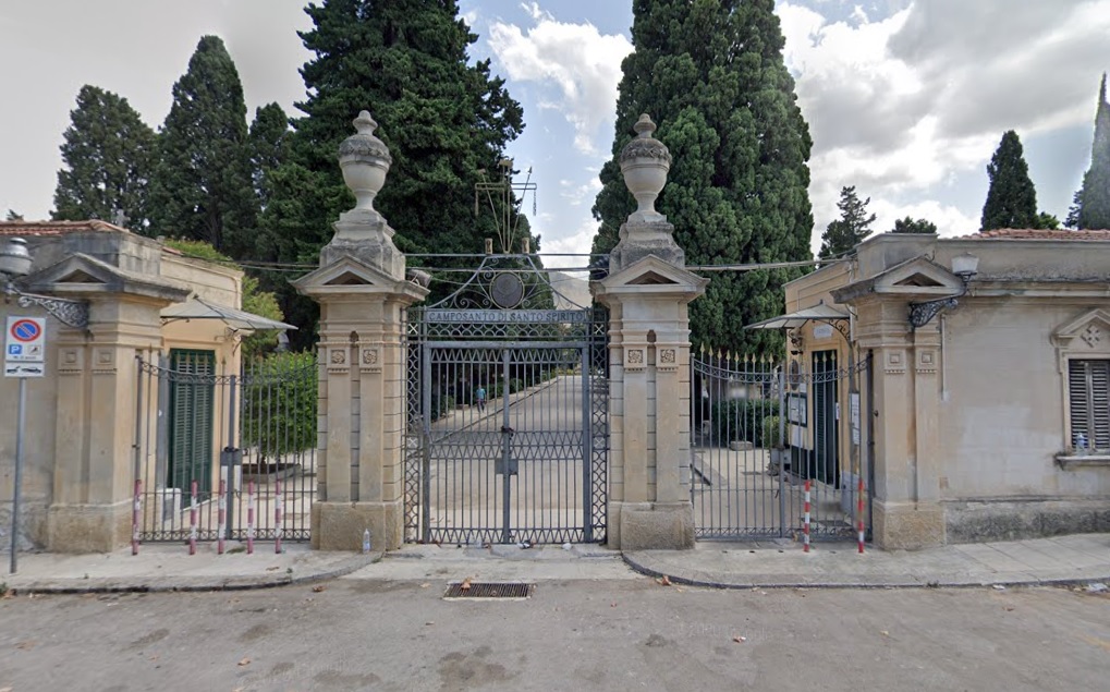 Palermo, donna va al cimitero e cade dentro una bara