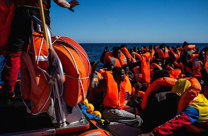 Migranti, altri tre sbarchi a Lampedusa, approdati in 52