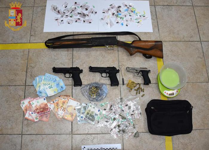 Siracusa, armi e droga nascosti nel condominio, due arresti Siracusa, armi e droga nascosti nel condominio, due arresti