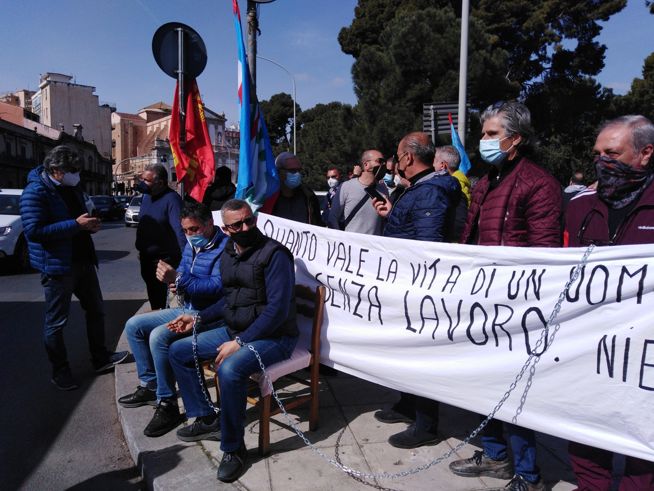 Operai Blutec Termini Imerese davanti la Presidenza della Regione Operai Blutec Termini Imerese davanti la Presidenza della Regione