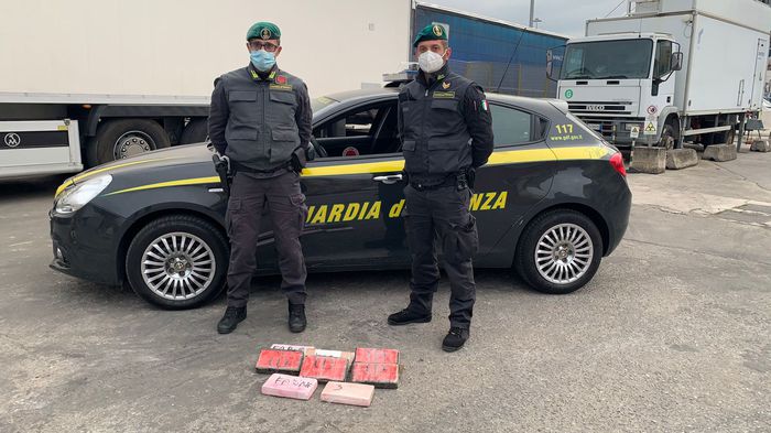 Droga, Tir vuoto ma con dieci chili di cocaina in cabina