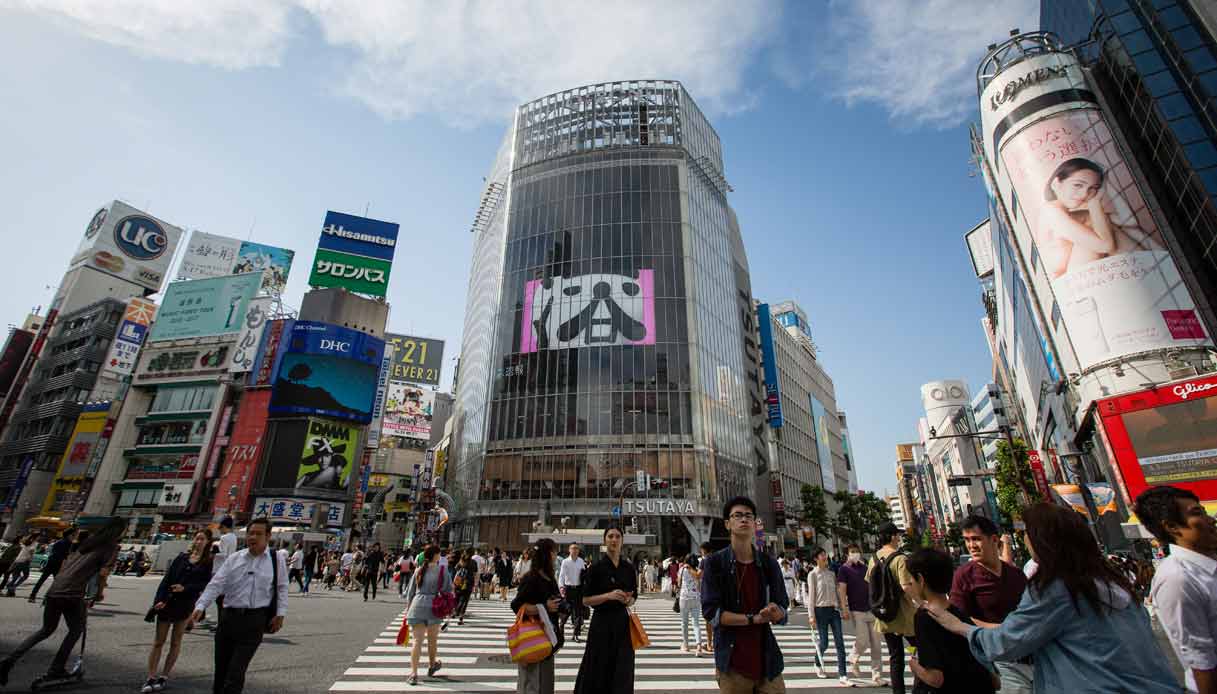 Olimpiadi Tokyo, incidente stradale, volontario ferisce due donne e scappa