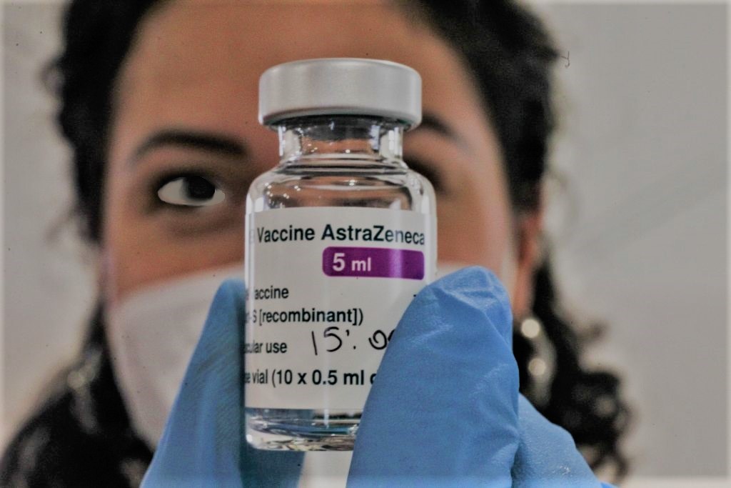 Vaccini, sette regioni bloccano Astrazeneca e J&J per under 60