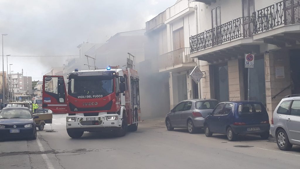 Incendio in centro ad Ispica, evacuate le scuole adiacenti
