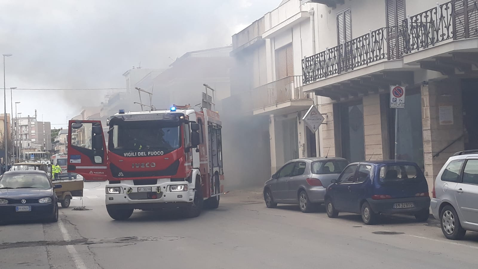 Galleria foto 'Incendio in centro ad Ispica, evacuate le scuole adiacenti' - foto 1