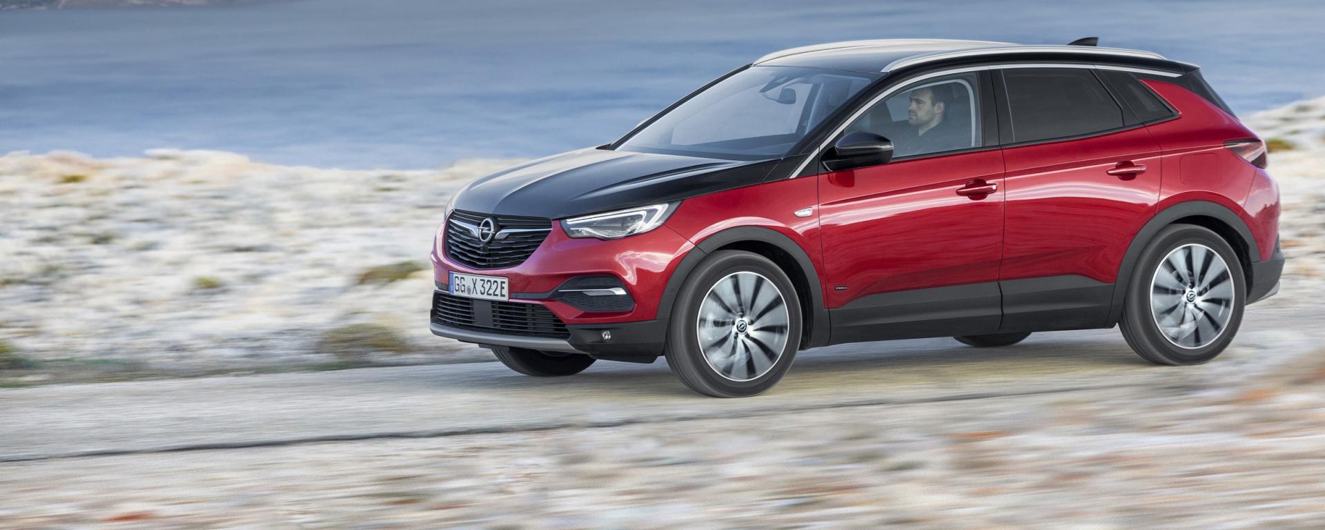 Opel Grandland X Hybrid4: 300 CV con emissioni ridotte