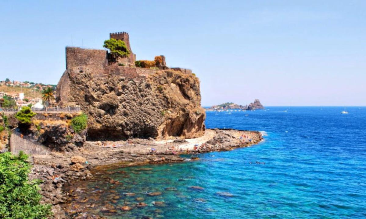 Aci Castello, ultimi 40 metri verso un mare più pulito