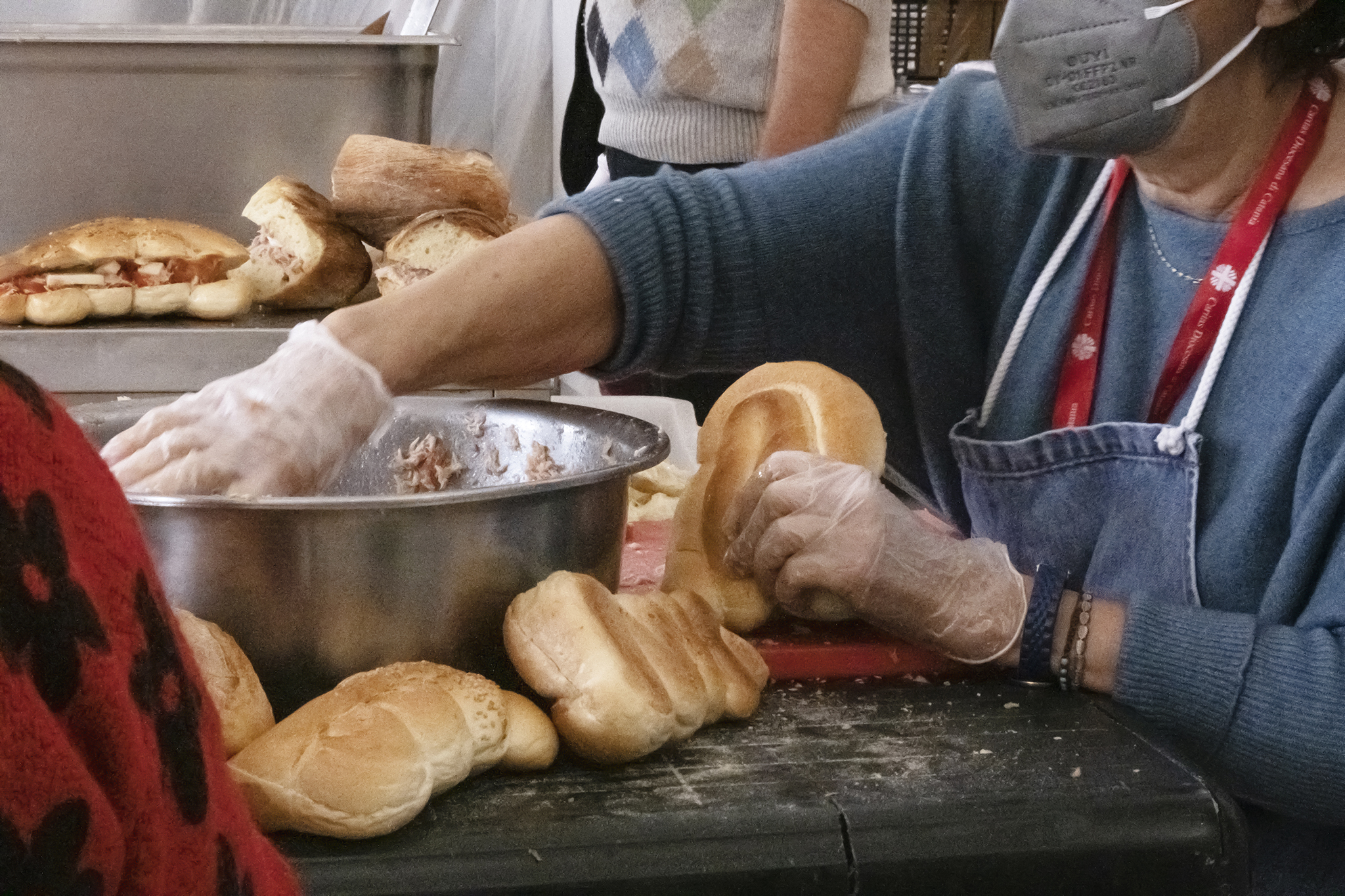 Povertà, stenta la fila per i vaccini si allunga quella alla Caritas