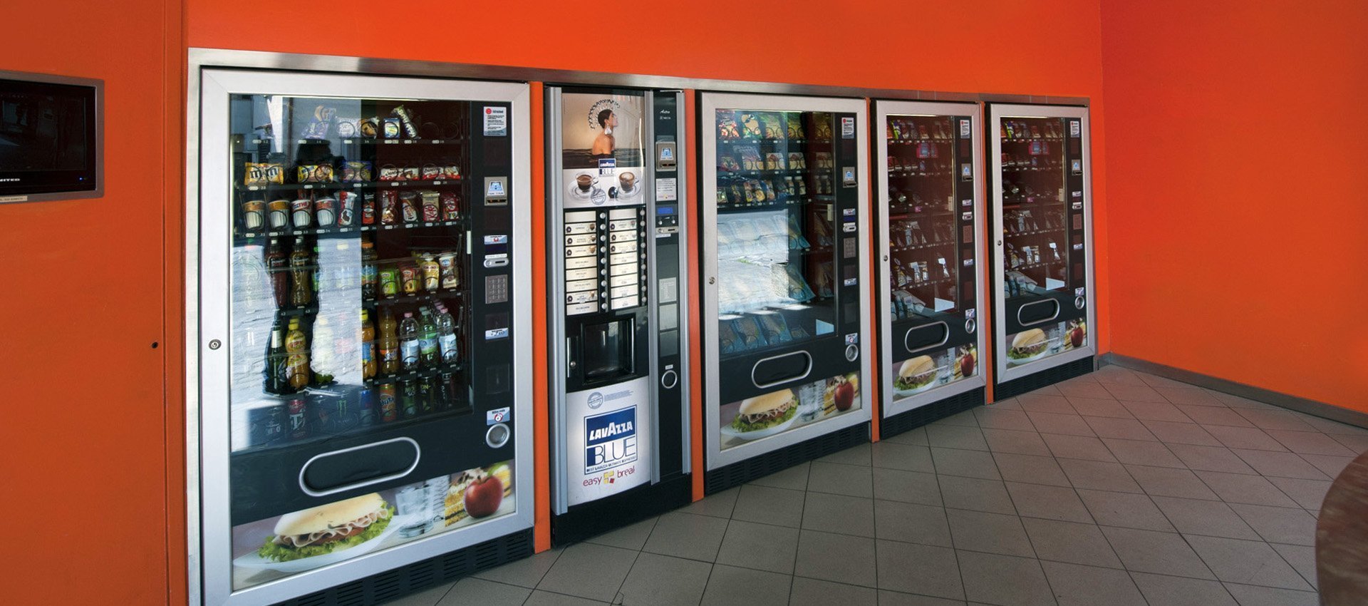 Paternò, uomo dà fuoco a distributore automatico che non gli eroga il gelato