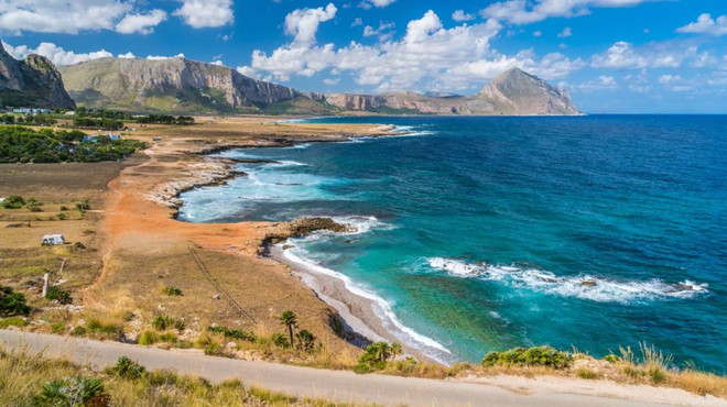 Makari, barca a vela a fuoco: un ferito