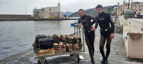 Lipari, due giovani sub recuperano in mare 30 batterie di auto