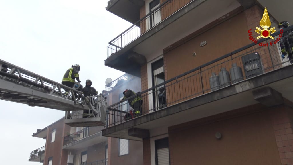 Incendi, in salvo con l’autoscala dei Vigili del fuoco