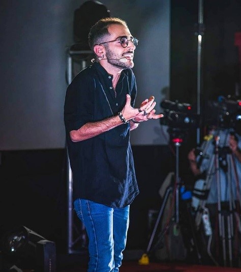 Catcalling, solidarietà alle donne da un uomo che fa ridere Catcalling, solidarietà alle donne da un uomo che fa ridere