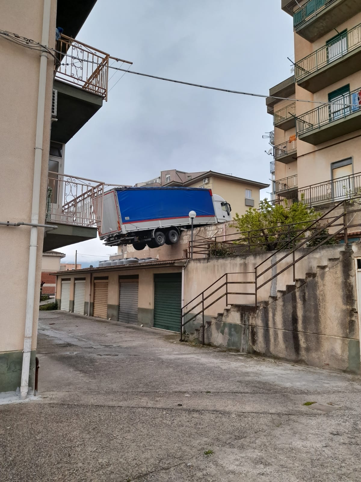 Tir in bilico sui tetti a Caccamo messo in salvo dai Vigili del fuoco