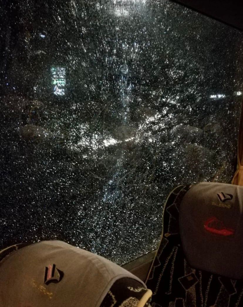 Messina, pullman del Palermo preso a sassate