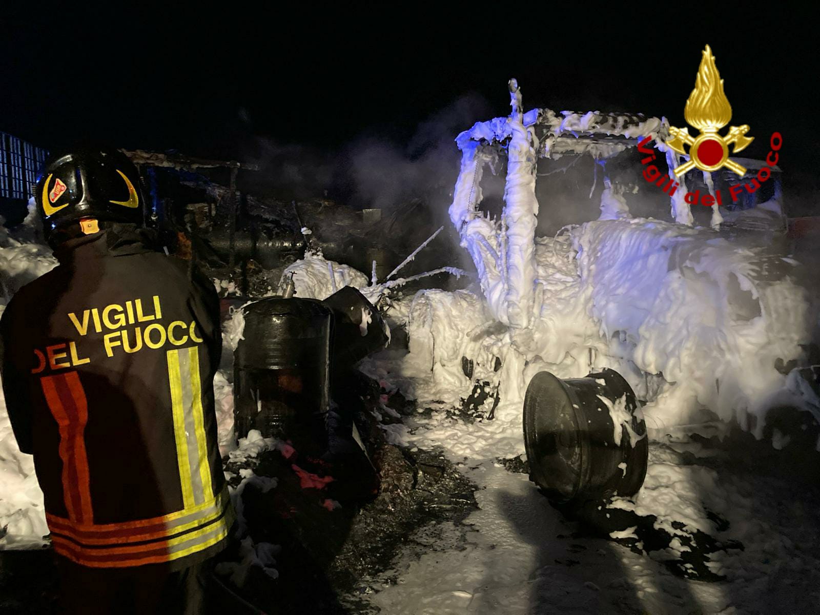 Incendi, Vigili del fuoco salvano azienda agricola a Catania