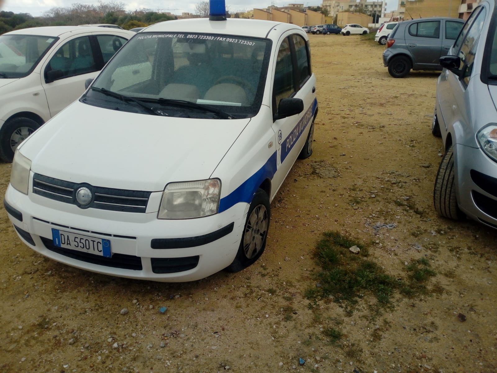 Marsala, squarciate ruote delle auto dei vigili urbani