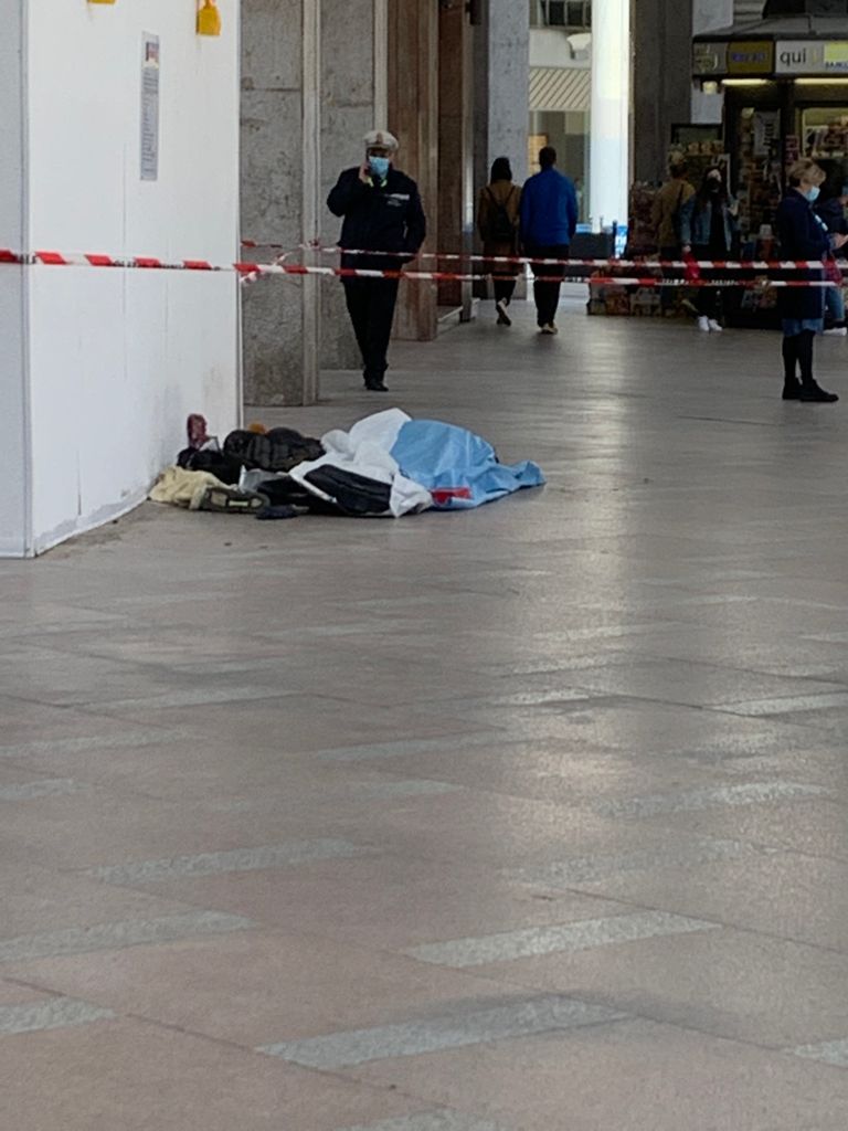 Morto clochard a Palermo, sotto i portici di piazzale Ungheria Morto clochard a Palermo, sotto i portici di piazzale Ungheria