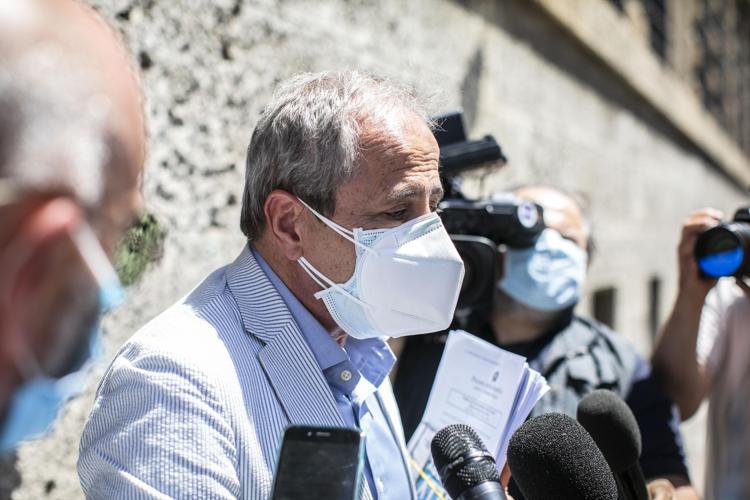 Tutti contro AstraZeneca, “Vietarlo a tutti, sui giovani per smaltire dosi”