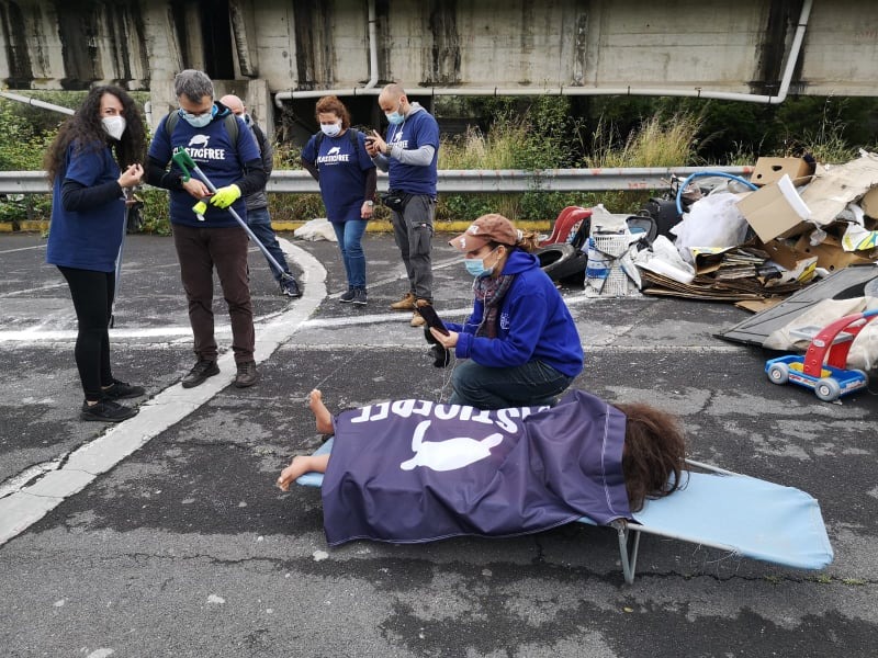 Catania, cadavere nella discarica, ma è una bambola di silicone