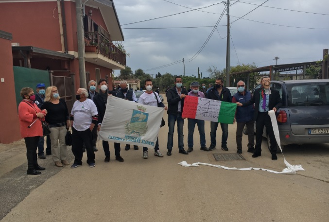 Migranti, ostello Cassibile, tensioni fra manifestanti