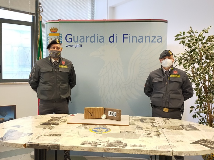 Droga, due chili di cocaina in auto, arrestato a Palermo