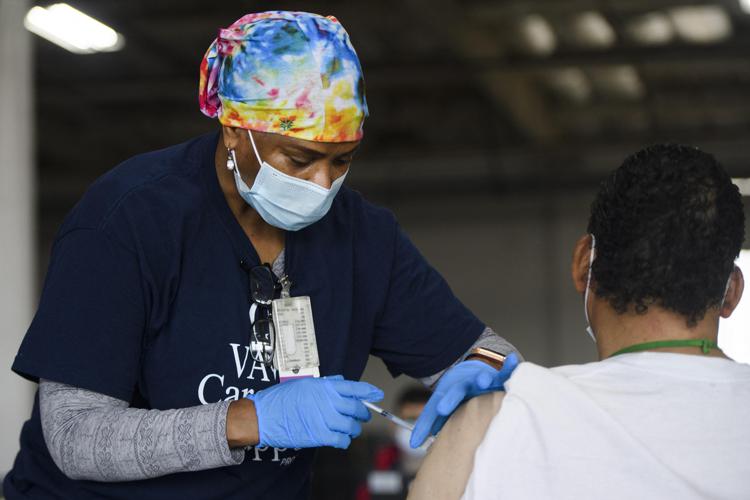 Covid, Omicron nata prima di Delta, l’ipotesi dello scienziato Covid, Omicron nata prima di Delta, l’ipotesi dello scienziato