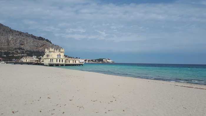 Uomo di 81 anni muore colto da malore a Mondello