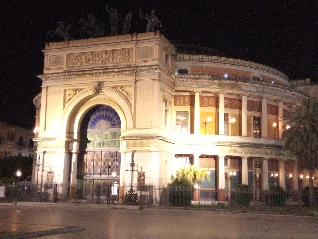 Palermo, ripristinata l’illuminazione al Politeama