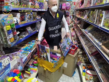 Contraffazioni, la Finanza sequestra 25mila articoli a Catania