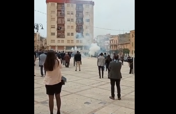 Ribera zona rossa ma in piazza festa dopo la messa, il video