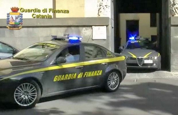 Catania, nell’agrumeto coltivava canapa indiana, arrestato 27enne