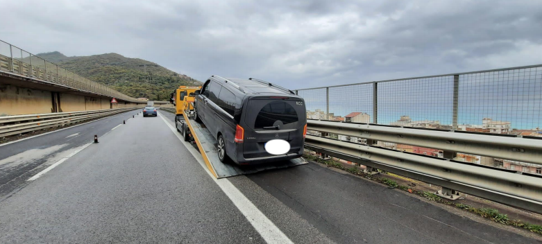 Monreale, cede manto stradale: paura per madre e figlio caduti nella voragine Monreale, cede manto stradale: paura per madre e figlio caduti nella voragine