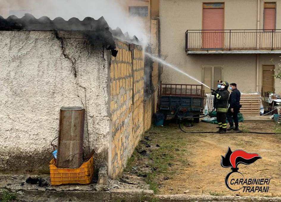 Partanna, incendio divampa in magazzino di via Rossini