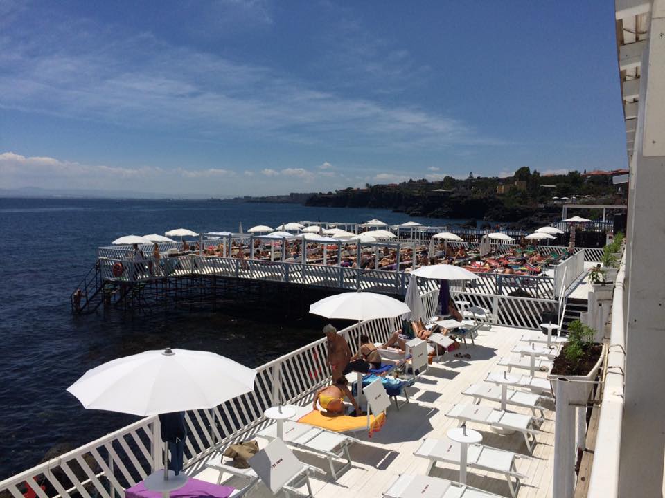 Catania, i lidi della scogliera si preparano alla stagione balneare