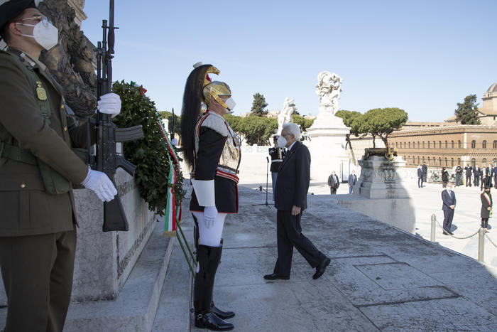 25 aprile, Mattarella e Draghi all’Altare della Patria