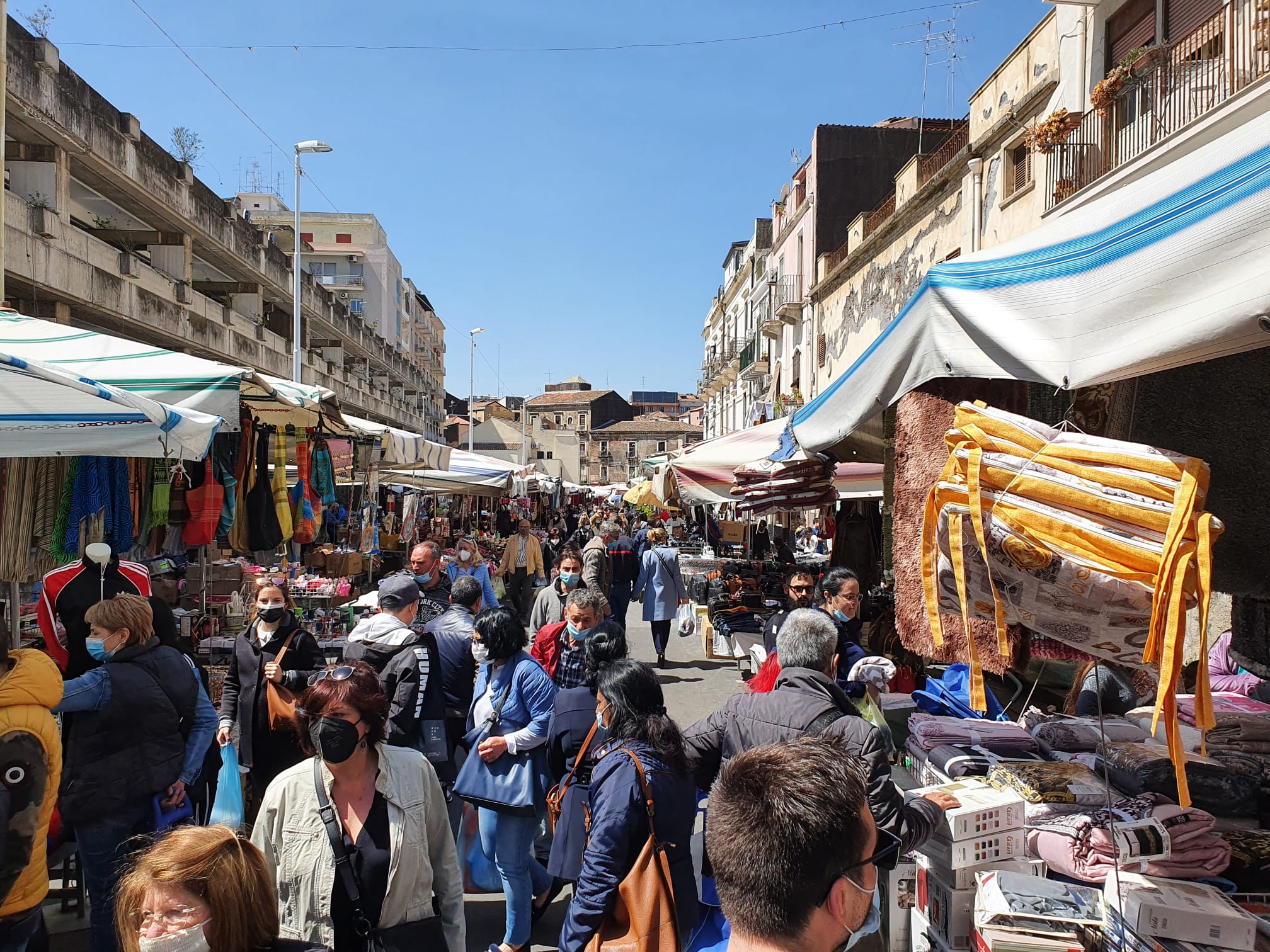 Ristoranti, musei, palestre chiusi, mercati aperti. Un senso non ce l’ha