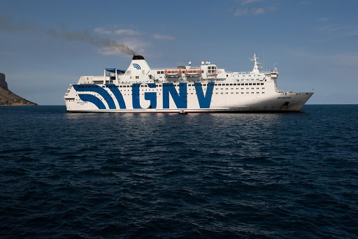 Migranti, barca a vela alla deriva soccorsa nel canale di Sicilia