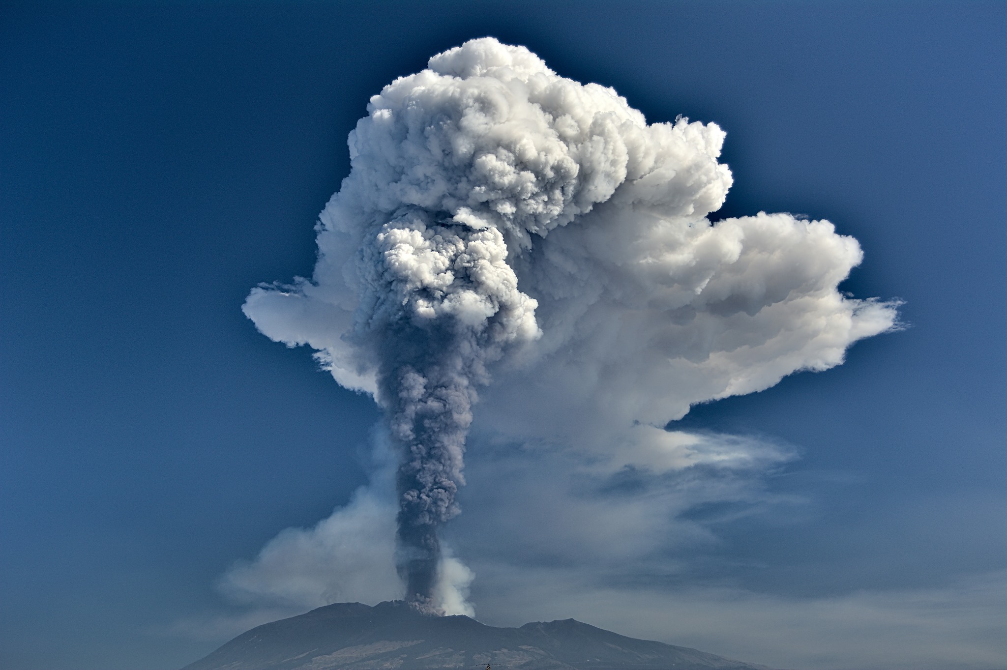 Nube eruttiva, chiusi spazi aerei attorno all’Etna, voli dirottati