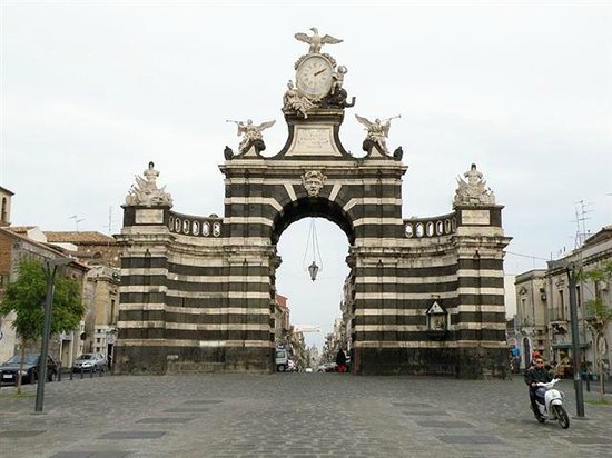 Catania, Porta Garibaldi ripulita dalle scritte dei pusher