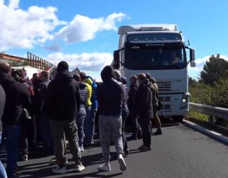 Catania, protesta degli Ambulanti blocca la Tangenziale Ovest